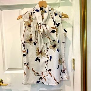 Sleeveless blouse off white with cute bow